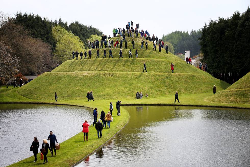 El arquitecto paisajista Charles Jencks concibió en 1989 su JardÃn de la Especulación Cósmica para presentar de manera artÃstica la esencia del universo. Ocupa 12 hectáreas en Portrack House, en la región de Dumfries, al suroeste de Escocia, y no tiene una gran variedad de plantas. Lo interesante son las esculturas e instalaciones que se funden con el entorno natural según fórmulas matemáticas y principios cientÃficos. Una cascada de agua en forma de pasos cuenta el origen y desarrollo del universo. Un pavimento ajedrezado de planchas de metal y césped reproduce el comportamiento de la materia al precipitarse en un agujero negro. Es propiedad privada y solo abre al público una vez al año, en torno al puente del DÃa del Trabajo, a principios de mayo.