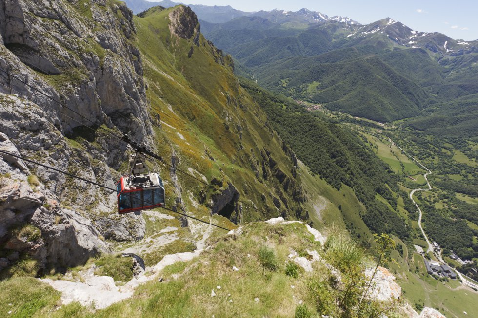 La comarca de Liébana es uno de los destinos cántabros por antonomasia. Integrada por varios valles rodeados de altas montañas, en el extremo superior de uno de ellos, Val de Baró, se localiza la estación de montaña de Fuente Dé, con máximas en verano de alrededor de 22ºC. Un teleférico (en la imagen) salva 753 metros de desnivel (en poco más de tres minutos) hasta el mirador del Cable, a 1.850 metros de altitud. Allí solo cabe rendirse a las impresionantes panorámicas del macizo central de los Picos de Europa —Peña Remoña, Padiorna, Pico San Carlos y Torre Altaiz, los picos de Santa Ana, Tesorero, Torre Horcados Rojos, Peña Olvidada— y, más allá, la Cordillera Cantábrica.