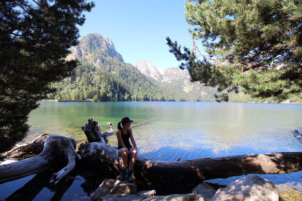 El parque nacional de Aigüestortes y Estany de Sant Maurici apunta al cielo de los Pirineos catalanes con cuatro dedos de más de 3.000 metros de altitud y otros 10 más con más de 2.800 metros. Su territorio, en la provincia de Lleida, se encuentra dividido en cuatro comarcas: Alta Ribagorça, Pallars Sobirà, Pallars Jussà y Vall d’Arn. Las dos primeras conforman el parque propiamente dicho, y tienen sus entradas históricas en Boí y Espot, respectivamente; el área periférica se extiende por las cuatro. Las horas centrales del día suelen ser soleadas en verano, pero cuando cae la tarde refresca bastante. En la imagen, l'Estany de Sant Maurici, en el parque nacional de Aigüestortes.