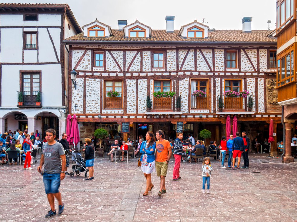 Ezcaray , en la parte alta del valle del Oja, al suroeste de La Rioja, es la localidad más cercana a la estación de esquí de Valdezcaray. En el extremo occidental de la Sierra de la Demanda, tiene como atractivos, además de unas máximas de 25ºC y un famoso festival de jazz durante la primera quincena de julio ( Jazz de Ezcaray , que ya va por su 23º edición), una muestra de arquitectura popular bien conservada en su casco urbano. Y un entorno natural que invita a ser disfrutado mediante rutas de senderismo. En la imagen, la plaza Conde de Torremúzquiz de Ezcaray (La Rioja).