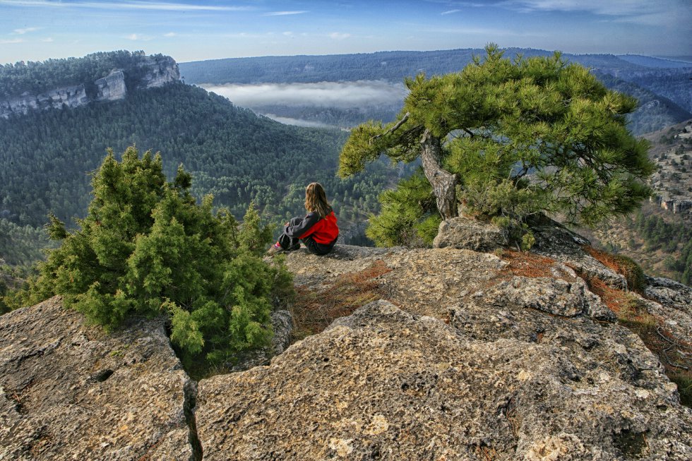 El parque natural de la Serranía de Cuenca, cerca de 74.000 hectáreas de naturaleza protegida y 11 términos municipales incluidos, cuenta con miradores espectaculares, con la fantasía hecha piedra de la Ciudad Encantada, con el nacimiento del río Cuervo y del río Júcar, con Las Torcas de Los Palancares, con las siete lagunas de Cañada del Hoyo, y con la de Uña y con la del Tobar, con el parque cinegético de El Hosquillo, con la Balsa de Valdemoro-Sierra. Y con unos cielos nocturnos sobrecogedores que hay que disfrutar con la chaqueta puesta.