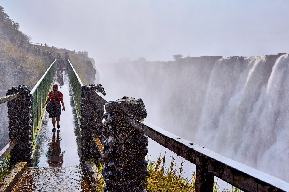 Um rugido forte e incessante; o arco pálido de um arco-íris brilhante; uma névoa que parece fumaça jogada no ar como se o rio fosse fogo. As Cataratas Vitória (ou Mosi-oa-Tunya) são o ponto em que o poderoso rio Zambeze é atirado por um penhasco de basalto de 100 metros de altura e depois serpenteia entre cânions espetaculares. Você pode atravessar a ponte para este sólido promontório onde, se o vento ajudar com a neblina, você poderá admirar as cachoeiras e o abismo inquieto abaixo. A estação chuvosa é de março a abril, quando as cataratas atingem seu fluxo máximo, embora a neblina possa obstruir a vista. O menor nível de água ocorre em novembro e dezembro.