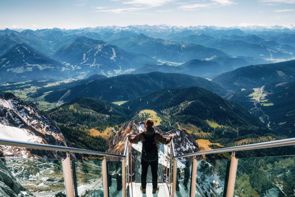 Transparente e marcante no maciço austríaco de Dachstein, 2.700 metros acima do nível do mar, este mirante oferece vistas de 360 graus que cobrem os picos de países vizinhos, como Triglav, na Eslovênia, ou as florestas boêmias da República Tcheca. A rota de subida não é menos vertiginosa do que a vista: o teleférico da Türlwandhütte sobe quase 1.000 metros até a estação Hunerkogel e passa praticamente em contato com a parede do penhasco de calcário, permitindo apreciar todas as suas fissuras em detalhes. Graças à geleira Dachstein, você pode desfrutar de esqui alpino e esqui cross-country durante todo o ano. É aconselhável consultar, contudo, as condições meteorológicas e as pistas em derdachstein.at .