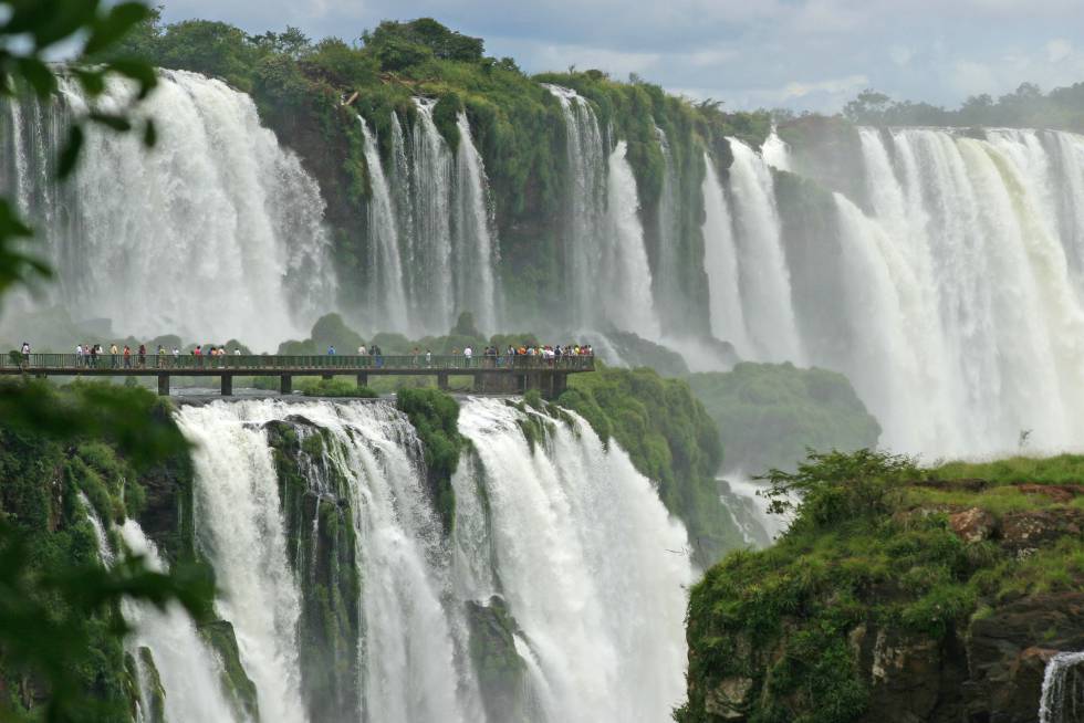 É conveniente colocar uma capa de chuva para atravessar esta passarela suspensa sobre as águas que leva ao poderoso rugido do Iguaçu: estaremos cercados por 1.500 metros cúbicos de água. Essas cachoeiras sul-americanas estão localizadas entre o Brasil e a Argentina e são compostas por 275 saltos ao longo de três quilômetros de largura (e 80 metros de altura) no meio da selva. Do lado brasileiro, a trilha leva a um ponto de observação abaixo da Garganta do Diabo, onde você pode aproveitar o trecho mais espetacular e tempestuoso do Iguaçu. Você tem que chegar cedo, porque as fotografias nesta encosta brasileira são melhores de manhã (o parque abre às 9h00; cataratasdoiguacu.com.br )