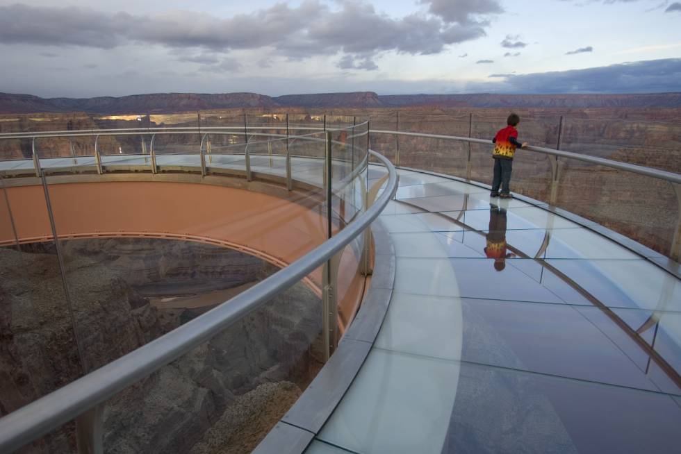 Buzz Aldrin, o segundo homem a pisar na Lua, foi o primeiro visitante do Skywalk ( grandcanyonwest.com ), (grandcanyonwest.com), o gazebo de aço com piso de vidro (foto), inaugurado em 20 de março de 2007 no Grand Canyon do Colorado com a bênção dos índios Hualapai e os protestos dos ecologistas, que gritaram contra seu impacto visual na garganta esculpida pelo rio Colorado no deserto do norte do Arizona, Estados Unidos. A partir dali você pode ver o fundo do precipício, 1300 metros abaixo. O Skywalk faz parte do projeto turístico do Grand Canyon West.