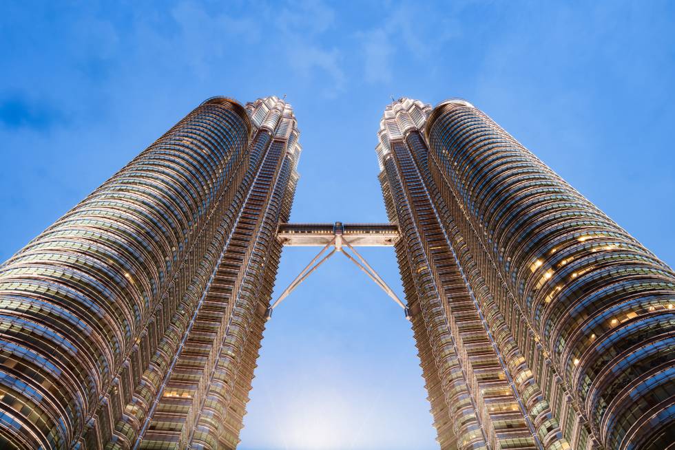 É possível que, nesta ocasião, seja mais espetacular observar de um ponto alto o mirante em questão, a ponte que liga as Torres Petronas de Kuala Lumpur, 170 metros acima do solo; mais isso do que as vistas que dele desfrutam, uma mistura de espaços verdes e arranha-céus. Esta passagem de dois andares que liga o 41º e o 42º andares das Petronas é uma maravilha da engenharia; com suas enormes bases de apoio, parece a peça que une e sustenta as duas torres, com 452 metros de altura. À noite é ainda mais impressionante, porque todo o complexo está iluminado. A ponte fecha às segundas-feiras, e o melhor ponto para observá-lo na distância que liga as Petronas é a torre Menara, nas proximidades.