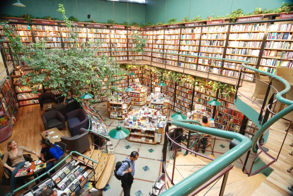 Livraria e cafeteria ao mesmo tempo, entre suas prateleiras e mesas, os livros se misturam com plantas e árvores, oferecendo um espaço agradável com muita luz natural. Aqui, o viajante pode se divertir lendo as últimas notícias, tomando um café ou saboreando uma enchilada ou um sanduíche Coetzee 'veggie' em seu restaurante. Além disso, eles organizam manhãs de narração de histórias e café da manhã musical, além de shows e cursos de literatura. Hoje, na cidade mexicana, existem sete filiais da Cafebrería el Péndulo. Endereço: Alejandro Dumas 81, Cidade do México. Mais informações: pendulo.com 