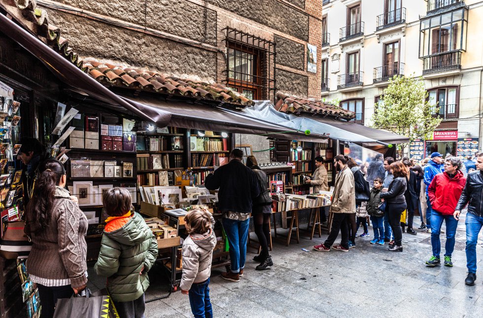 A rua de San Ginés, em Madri, merece uma visita por dois motivos: a loja de chocolates com o mesmo nome (aberta 24 horas por dia, 365 dias por ano) e a pequena livraria localizada na esquina da movimentada rua Arenal. É uma das livrarias mais antigas da cidade espanhola. Fundada entre os séculos XVII e XVIII (a data exata é desconhecida), neste pequeno espaço estão livros, gravuras e outros itens curiosos em segunda mão. Todos os dias do ano, exceto no Natal e no Ano Novo, eles levam centenas de livros de segunda mão (de narrativa a manuais técnicos de medicina ou filosofia) do galpão de madeira para colocá-los nas prateleiras antes que madrilenhos e turistas se encontrem por ali. Endereço: Pasadizo de San Ginés, 2, Madri. Mais informações: Facebook San Ginés 