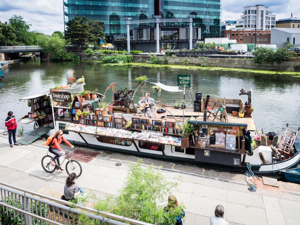 Se há uma livraria em Veneza onde os livros flutuam, o Word on the Water é diretamente uma livraria flutuante. Ela começou a velejar no Regent’s Canal, embora agora esteja sempre atracada no auge da Granary Square. Este barco de 1920, carregado de livros, navega pelas águas de Londres desde 2011. Além disso, organiza palestras sobre política, feminismo ou tecnologia e, no convés, os shows alternam com leituras de poesia. Endereço: Regent’s Canal Towpath (perto da estação King's Cross). Mais informações: facebook.comwordonthewater 