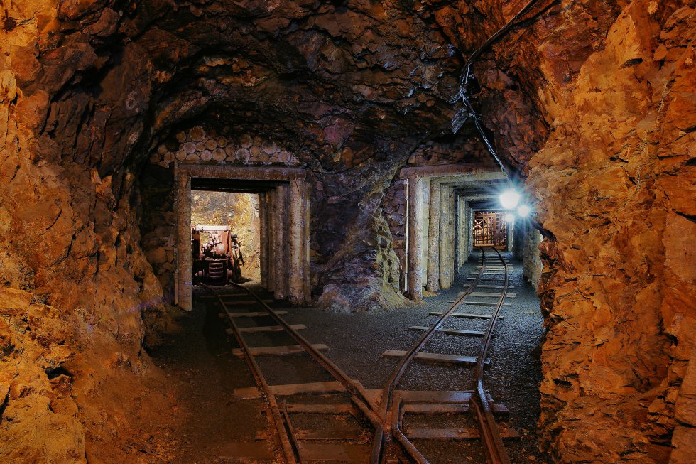 En las montañas Ore se ha estado extrayendo mineral de forma continuada desde hace ocho siglos, sobre todo plata y estaño. Y, más recientemente, uranio. Todavía hoy, sus galerías siguen a pleno rendimiento y son el epicentro de la innovación en ingeniería y ciencia en Centroeuropa. La Unesco ha querido proteger este patrimonio minero excepcional de la región fronteriza de ErzgebirgeKrušnohoří, entre el sureste de Alemania (Sajonia) y el noroeste de la República Checa.