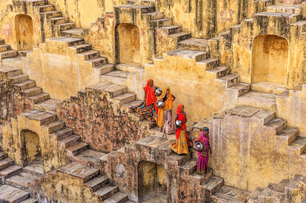 La ciudad fortaleza de Jaipur es una de las puertas de entrada al Estado más ostentoso de la India, Rajastán (al oeste), y también una de las ciudades más bellas del país. Aquí lo antiguo y lo nuevo se funden en las coloridas y caóticas calles. Y en medio del tumulto surgen joyas que evocan un mundo ya perdido, como el Palacio de la Ciudad, que sigue albergando a la antigua familia real, el impresionante Observatorio Real o el Hawa Mahal (palacio de los vientos), que contempla la ciudad desde las alturas. Jaipur fue fundada en 1727 por el marajá Sawai Jai Singh II como un enclave comercial, y desde entonces ha mantenido sus tradiciones artesanales intactas a través de diversos bazares históricos.