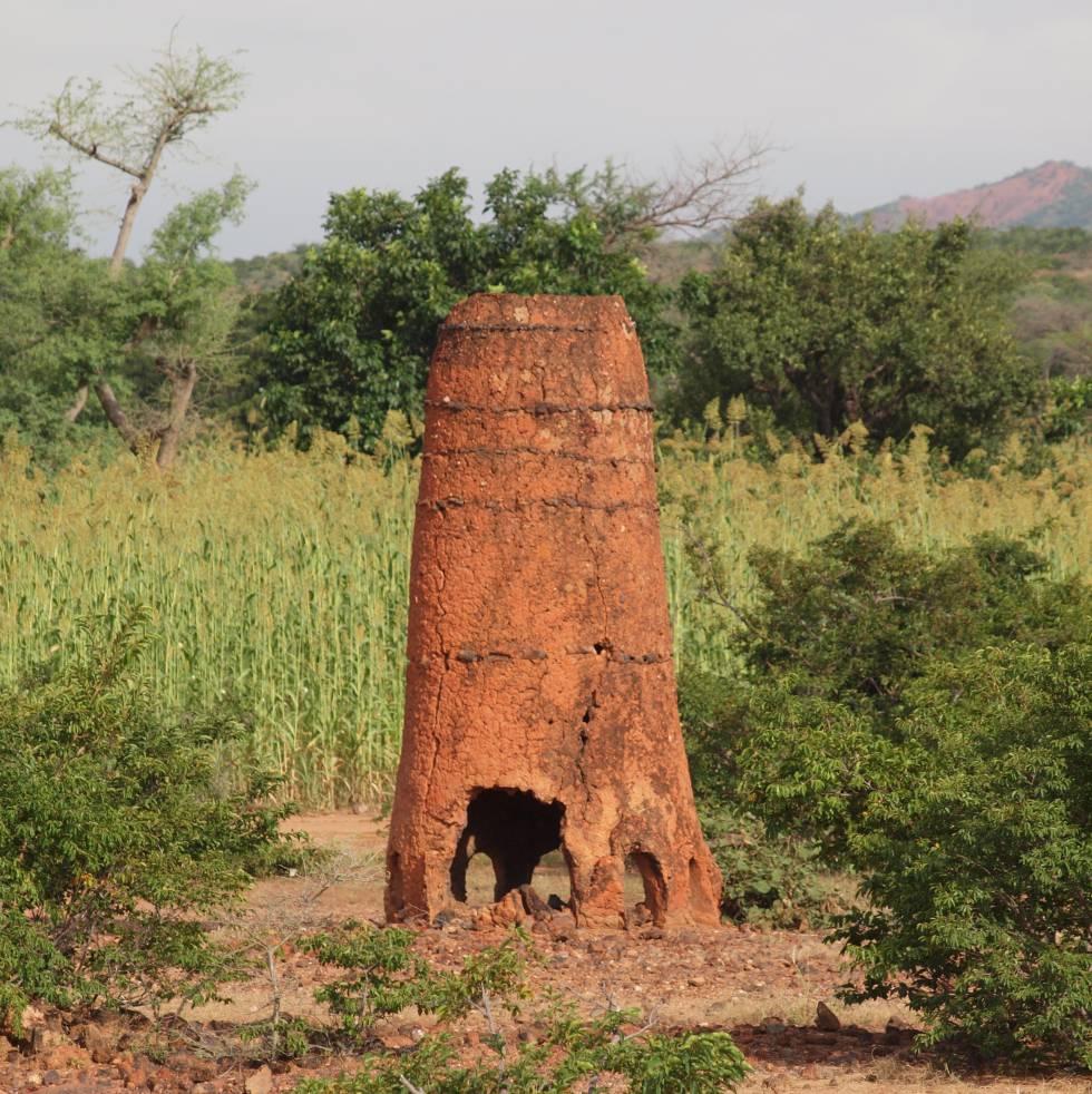 La metalurgia del hierro es uno de los legados culturales más notorios de Burkina Faso. En cinco enclaves repartidos por este país de África Occidental se conservan un total de quince hornos históricos, que siguen aún en pie, así como estructuras de minas y restos de antiguas viviendas. La evidencia más antigua de la producción de hierro en  Burkina Faso  está en Doroula, y se remonta al siglo VIII antes de Cristo. Los otros centros son Tiwêga, Yamané, Kindibo y Békuy.