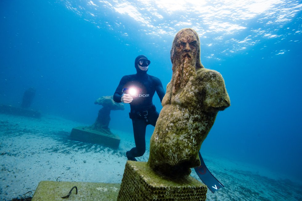 “Quando você iniciar sua jornada para Ítaca, peça que a estrada seja longa, cheia de aventuras, cheia de experiências.  Não tenha medo dos Laystrygians ou dos Cyclops, ou do furioso Poseidon ... ”.  O feroz deus do mar nos primeiros versos de 'Ithaca', do poeta grego Konstantinos Kavafis (1863-1933), inspirou a obra 'Poseidon' (na foto), de Christophe Charbonnel, uma das primeiras 10 estátuas Subaquáticas Museu de Marselha (MSM; musee-subaquatique.com), inaugurado no dia 24 de setembro na praia francesa de Les Catalans, a 100 metros da costa e 5 metros de profundidade.  O projeto, semelhante a outros parques de esculturas subaquáticas, como o Museu Atlântico em Lanzarote ou o Museu Subacuático de Arte (MUSA) em Cancún, México,