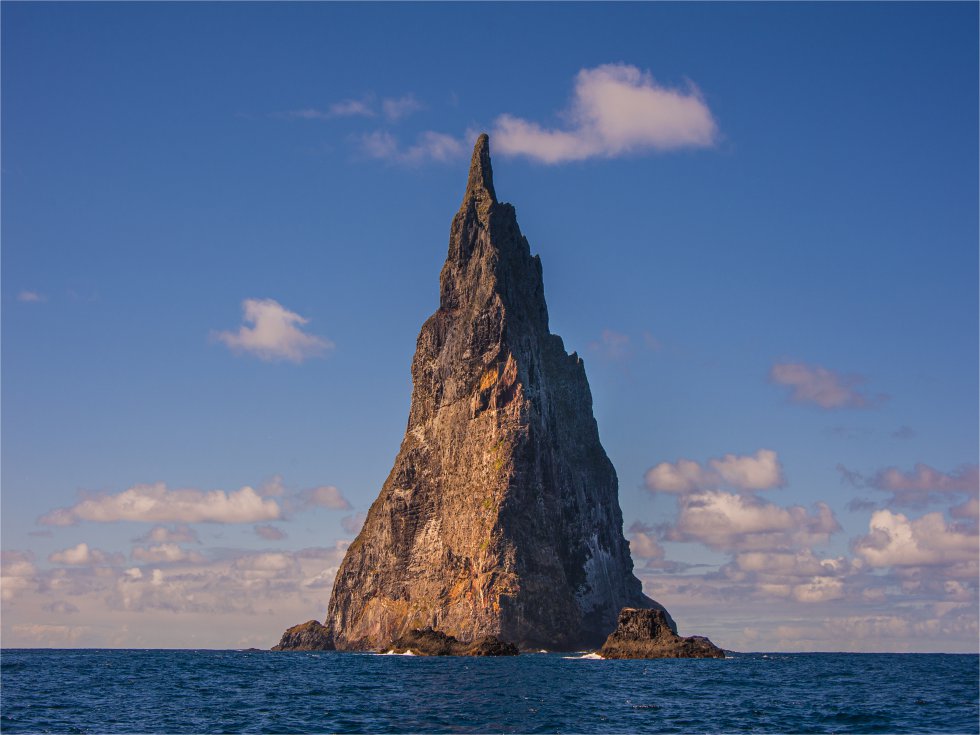 A distância tem um nome: Lord Howe, uma pequena ilha australiana (11 quilômetros de comprimento e 3 de largura) perdida no Mar da Tasmânia que a National Geographic incluiu em sua recente lista 'Best in the World' com os 25 melhores destinos para 2021, em onde também fica a cidade de Vitória (o único enclave espanhol de sua aposta).  Lord Howe permaneceu desabitado até o século XVIII.  Ainda hoje, só permite que 400 turistas fiquem ao mesmo tempo, poucos a mais que seus 300 habitantes.  El objetivo es proteger su rico ecosistema, patrimonio mundial de la Unesco desde 1982, con uno de los arrecifes de coral más meridionales, 207 especies de aves (130 de ellas endémicas) y 1.600 especies de artrópodos, entre ellos el insecto palo negro, en perigo de extinção.  Na imagem, a Pirâmide de Bola, uma de suas ilhotas.