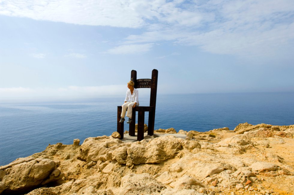 Gavdos, um pequeno pedaço de terra ao sul de Creta, é a ilha mais ao sul da Grécia e, como indicado em inglês na cadeira gigante na foto, o ponto mais meridional da Europa.  Seria também, segundo a tradição, a mítica Ogígia, a ilha da ninfa Calipso, que seduziu e segurou o astuto herói da Odisséia por mais de sete anos: “Retirando-se para o fundo da gruta côncava eles gostaram do tratamento, dormindo juntos ”, escreve Homer no 'canto V'.  Reza a lenda que antes de Zeus obrigar a ninfa a deixar Ulisses partir para regressar a Ítaca com a mulher, nasceram quatro filhos dessa relação carnal - latinos, nafsizos, nafsinos e afson - de quem descendiam os seus actuais habitantes (apenas 45 pessoas) .  Hoje Gavdos é um lugar tranquilo que só pode ser acessado de abril ao final de agosto por balsas que partem de Paleojóra e Jóra Sfakion, a sudoeste de Creta.  Praias virgens como Potamos ou Agios Ioannis aguardam aqui, em uma paisagem de dunas e tomilho e fios perfumados.