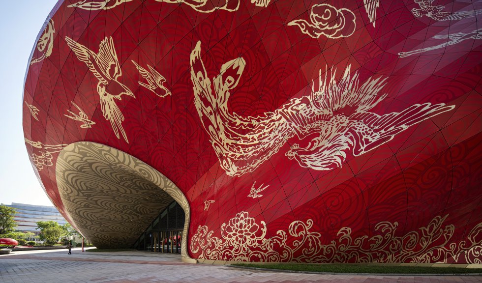 A China se tornou uma plataforma de teste para arquitetos como os do estúdio londrino SCA (Steven Chilton Architects), em frente a edifícios surpreendentes como o teatro Wuxi, perto de Xangai, que lembra uma floresta de bambu, ou o auditório. uma lanterna vermelha de Wuhan.  Seu último projeto, o Grande Teatro de Guangzhou (foto), no sudeste do país, é como um lenço gigante sinuoso de seda vermelha estampado com dragões, fênix e outros motivos da mitologia oriental.  A razão é que, além de sua culinária cantonesa, a pulsante metrópole do Delta do Rio das Pérolas e a terceira maior cidade da China é famosa por suas sedas estampadas ou bordadas, uma tradição que remonta aos imperadores da Dinastia Han, por volta de 206 aC .  Naquela época, a Rota da Seda nasceu,