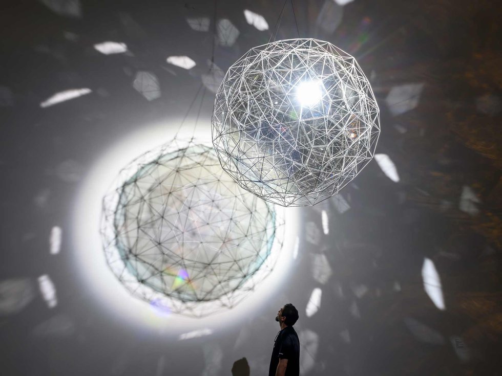 A dimensão artística de Olafur Eliasson muitas vezes transcende os limites impostos por uma sala de museu.  Criador multidisciplinar, o trabalho do artista dinamarquês-islandês está aberto a intervenções em espaços públicos e projetos arquitetônicos.  Basta dar uma volta em torno de seu anel de arco-íris no telhado do museu ARoS em Aarhus, Dinamarca, para vivenciá-lo.  Esta aplicação prática de sua arte, que inclui lâmpadas solares para comunidades sem eletricidade ou oficinas artísticas destinadas a refugiados - ele foi nomeado embaixador da ONU em 2019 - articula a retrospectiva 'Olafur Eliasson: na vida real' no Museu Guggenheim de Bilbao (até abril 11, 2021).  Cerca de trinta peças —de 1990 até o presente— que desafiam a percepção do espectador.  Por exemplo, com o 'Stardust Particle' (foto),