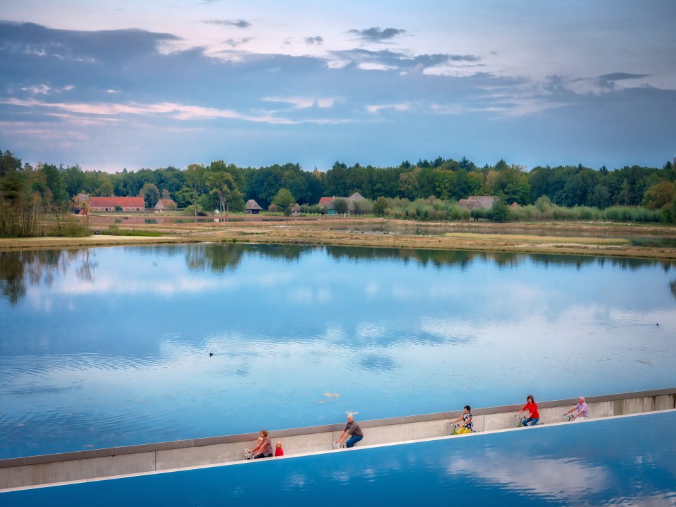 'Pedalar pela Água' é uma ciclovia com mais de 200 metros de comprimento que atravessa uma das lagoas da região do lago De Wijers, na Bélgica, e não acima da superfície da água, mas ao longo de um caminho submerso na água, cujas laterais são ao nível dos olhos.  Inaugurado em 2016 perto da cidade de Bokrijk, cerca de 100 quilômetros a nordeste de Bruxelas, o percurso é uma das primeiras experiências de bicicleta lançadas na província belga de Limburg para promover seus espaços naturais.  Um projeto que inclui também o 'Ciclismo pelas Árvores', uma viagem por dois anéis sobrepostos com um diâmetro de 100 metros, camuflados entre as árvores da floresta da Bósnia.  A caminhada totaliza 700 metros e chega a 10 metros de altura.