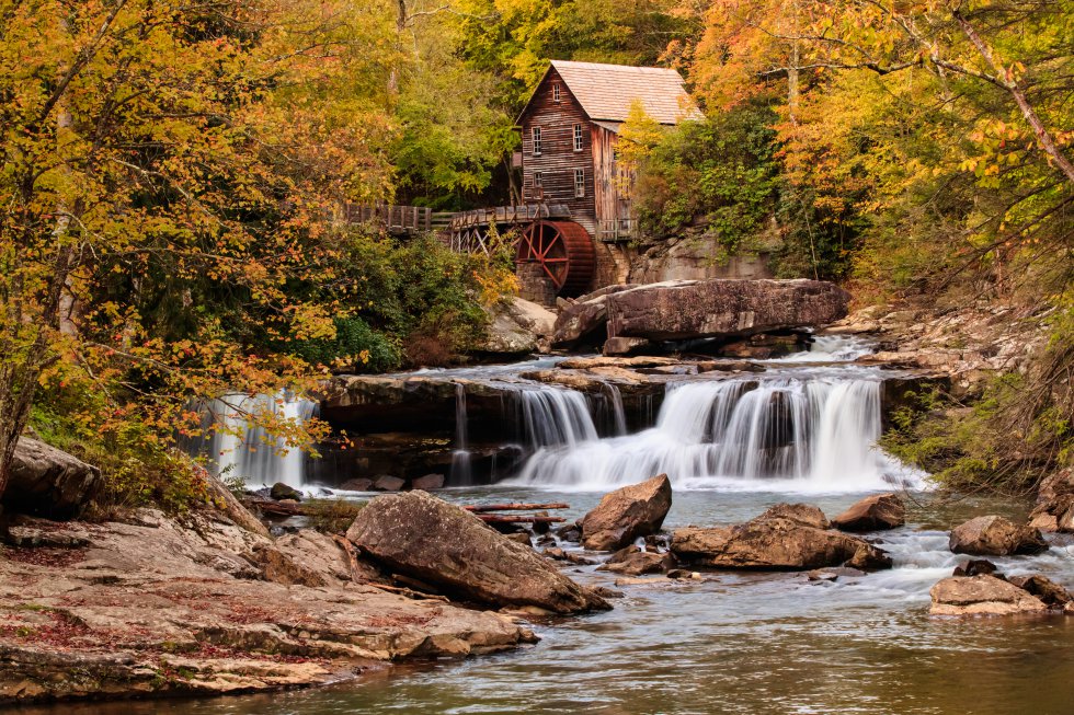 Nestes tempos difíceis de uma pandemia, os Estados Unidos encontram alívio e alegria em projetos como o novo Parque Nacional New River Gorge.  Localizada a sudeste da Virgínia Ocidental, também foi declarada reserva nacional, um duplo reconhecimento que até agora apenas o Alasca tinha.  O local já era conhecido desde a década de 1990 pelos amantes dos esportes de aventura, que possuem 85 quilômetros de corredeiras para rafting e trechos de extrema dificuldade como o chamado Lower New. O parque também é freqüentado por escaladores, atraídos por seus paredões de arenito, ou praticar o BASE jumping - abrir um paraquedas após alguns segundos de queda livre - da vertiginosa e icônica ponte de ferro que atravessa o vale.  Também foram montados 206 quilômetros de percursos para caminhantes e ciclistas.