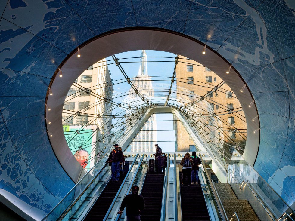 No início do século 20, quando foi inaugurada, a Pennsylvania Station de Nova York era considerada uma obra-prima da arquitetura Beaux Arts.  A majestade de seu mármore rosado a tornou um ícone da cidade durante os mais de 50 anos em que esteve em operação.  O declínio da ferrovia levou à sua demolição em 1963 para dar lugar ao Madison Square Garden e a uma estação de metrô muito mais modesta.  Meio século depois, e em face do crescente fluxo de passageiros (meio milhão de pessoas passam por ele diariamente), este intercâmbio de metrô e trens intermunicipais foi reformado com o objetivo de “evocar a grandeza da Penn Station original” , explicou o estúdio SOM, responsável pelo projeto.  Situado no coração de Manhattan, o Moynihan Train Hall, aberto a partir de 1º de janeiro,