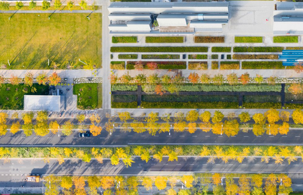 O Xuhui Runway Park em Xangai converteu a última pista (operacional até 2011) do histórico Aeroporto de Longhua - o único campo de aviação civil da cidade até 1949 - em um jardim linear de quase dois quilômetros de extensão que o convida a se isolar do ritmo frenético do Megalópole chinesa.  Concluído em abril de 2020, este premiado projeto de revitalização urbana pela empresa internacional de arquitetura e design Sasaki traça nas margens do Rio Huangpu uma conexão entre seu passado recente - mantendo partes do pavimento original da pista, incluindo as marcas de direção de aeronaves - e o futuro da sustentabilidade ambiental ao qual a cidade aspira.  Além de ciclovias e pedestres, o parque conta com bosque para observação de pássaros, jardim-auditório,  uma fonte interativa para crianças ou vários habitats de vida selvagem (com plantas nativas do Delta do Rio Yangtze), incluindo uma área úmida.  No total, abriga 82 espécies de plantas e 2.227 árvores que sombreiam mais de 68% da extensão desse extenso espaço verde para recreação urbana.