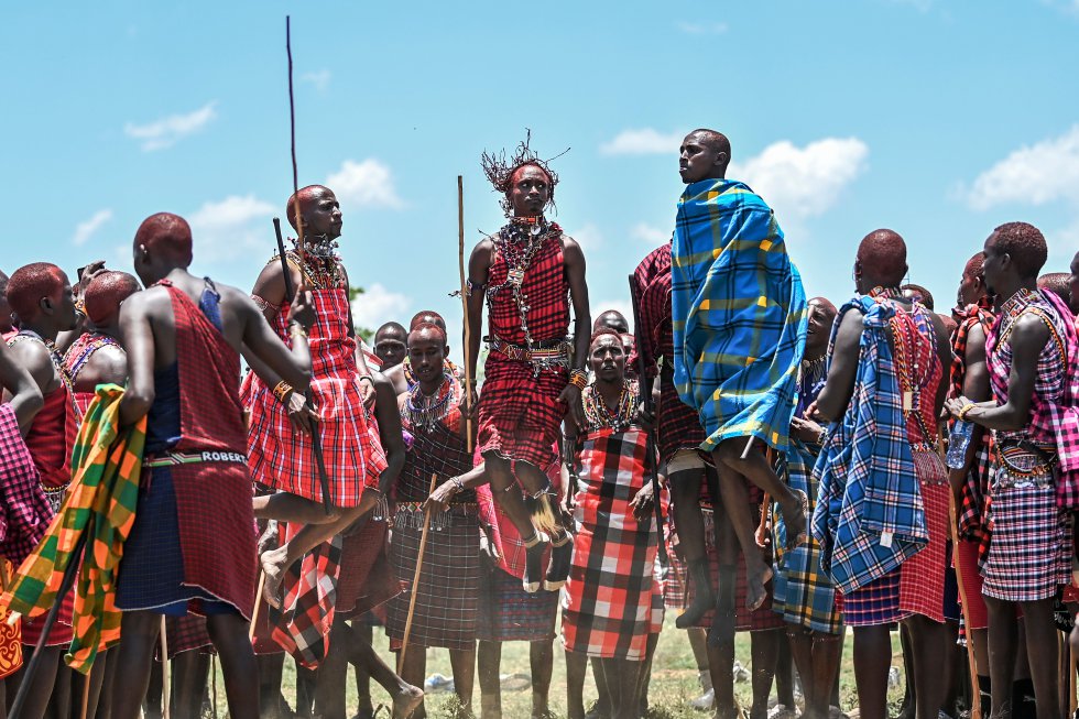 Membros da tribo Maasai do Quênia realizam um ritual de salto tradicional durante uma das três cerimônias de passagem da idade (Enkipaata, Eunoto e Olng'esherr) que os jovens (moranes) devem realizar durante a transição para a idade adulta, perto da cidade de Lemek, dentro da Reserva Nacional Maasai Mara, em 27 de fevereiro.  Embora o país africano tenha reaberto suas fronteiras em agosto de 2020, muitas comunidades locais que dependem da receita do turismo continuam a sofrer com o fluxo reduzido de viajantes estrangeiros (teste PCR negativo para entrar e, no caso de alguns países, como a Espanha, Quarentena de 14 dias na chegada).  Essa escassez também afeta a própria conservação dos espaços naturais que habitam.  Em torno do Maasai Mara, mais de 100.000 pessoas se beneficiam como inquilinos,