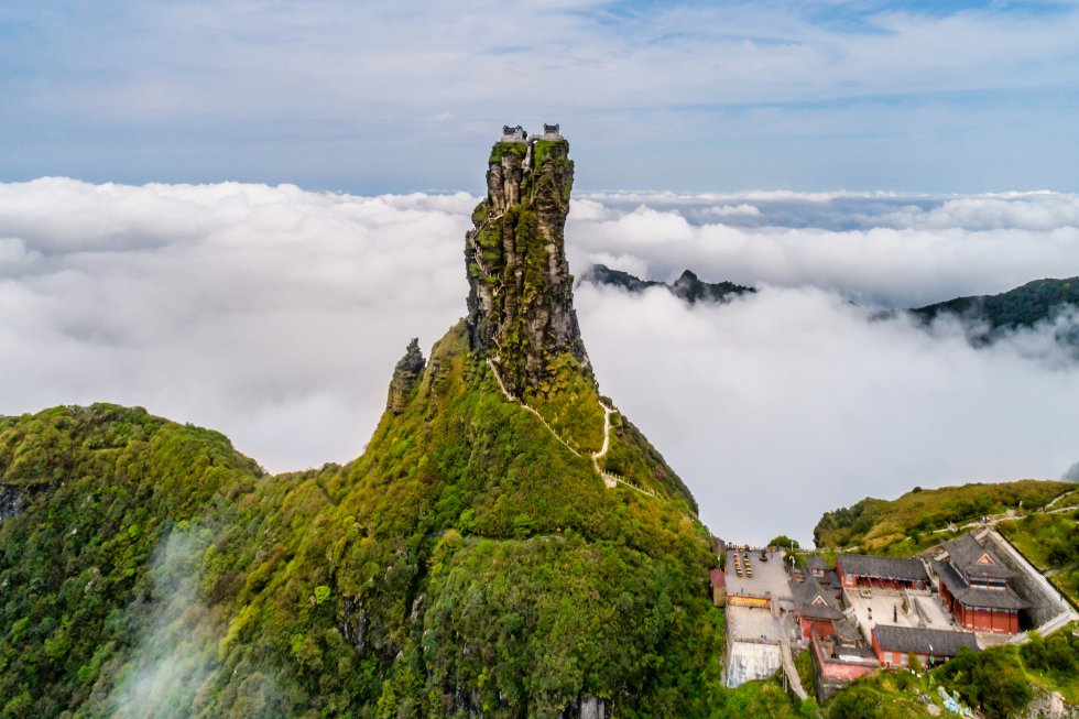 Quem sobe o complexo budista do Monte Fanjing, na província chinesa de Guizhou, e completa a escadaria que leva ao seu Cume Dourado das Nuvens Vermelhas (2.336 metros), aprecia a vista circular de um ambiente natural declarado patrimônio mundial pela quantidade de endemismos e espécies raras que ela valoriza.