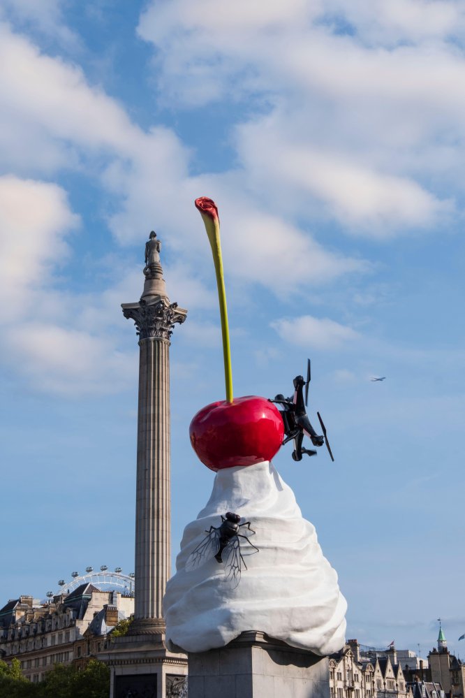 Uma sobremesa cremosa de dez metros de altura à beira do colapso, com uma mosca, glacê e drone, sobe até a primavera de 2022 na Trafalgar Square de Londres.  Embora 'The End' reflita o clima inquietante de sua autora, Heather Phillipson, em 2016, com Brexit e Donald Trump a caminho da Casa Branca, seu ar distópico se encaixa nesses tempos.