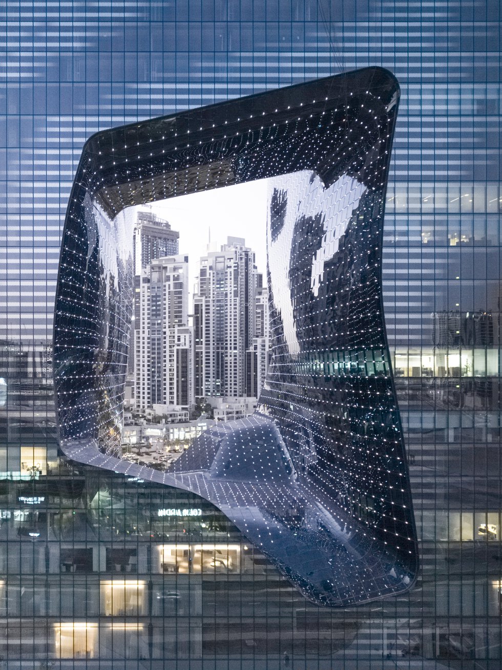 O ME Dubai, inaugurado na primavera de 2020 no distrito de Burj Khalifa, é o primeiro hotel do mundo projetado inteiramente pelo estúdio Zaha Hadid.  Tanto o edifício Opus (um impressionante cubo de vidro com um orifício ondulado no centro) e o design interior do saguão e dos quartos são obra de Hadid e sua equipe.  Eles começaram em 2007, quando o famoso arquiteto ainda estava vivo.  O hotel também brilha pelos seus impulsos sustentáveis: cada hóspede recebe uma garrafa de aço inox e tem bebedouros espalhados por todo o edifício, e retirou os bufês para reduzir o desperdício de alimentos.