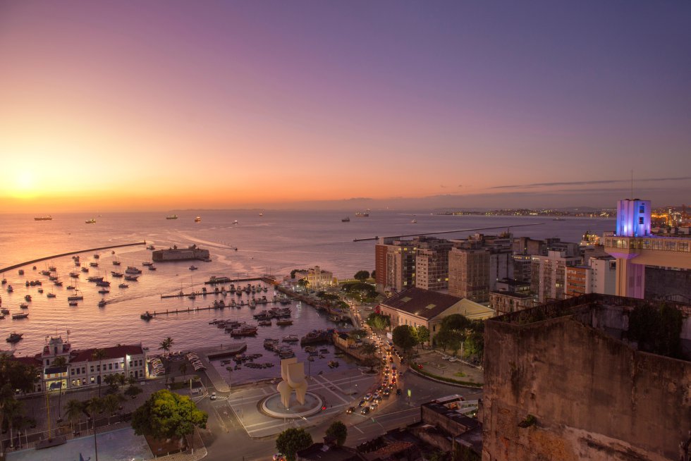 Es la mayor de las entradas marítimas del Estado brasileño de Bahía y rodea parte de la ciudad de  Salvador de Bahía . La zona fue descubierta en 1501 por Américo Vespucio, quien llegó al lugar el 1 de noviembre, día de Todos los Santos.