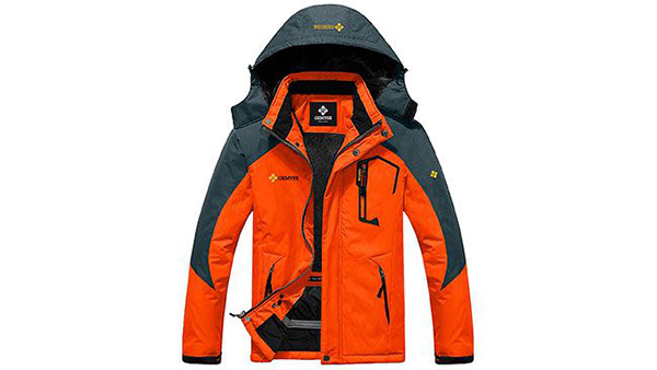 Este anorak para hombre cuenta con una capa exterior duradera que te protege de la nieve.