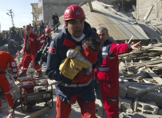Terremoto de 7,3 en la escala Richter afecta al sudeste de Turquia