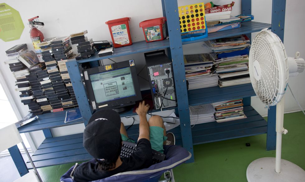 En la casa de menores YMCA de Tijuana, los niÃ±os repatriados pueden conectarse a Internet para comunicarse con sus familias.