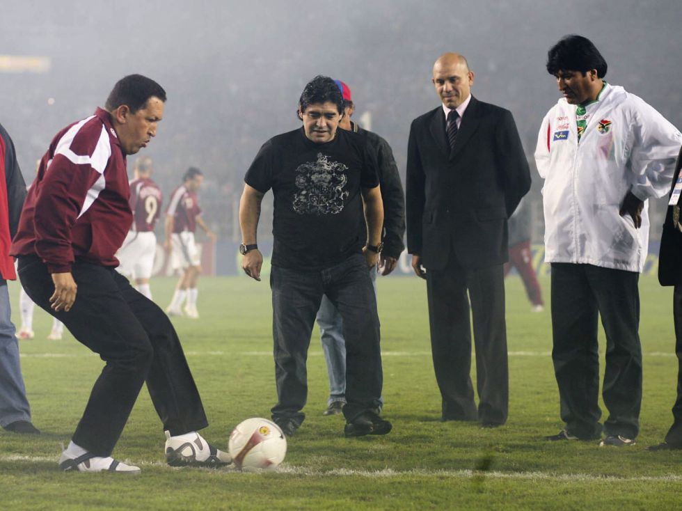El presidente Venezolano, Hugo Chávez, hace el saque de honor en el partido inaugural de la Copa América entre Venezuela y Bolivia, el 27 de junio de 2007, en presencia del presidente Evo Morales y el futbolista retirado Diego Armando Maradona.