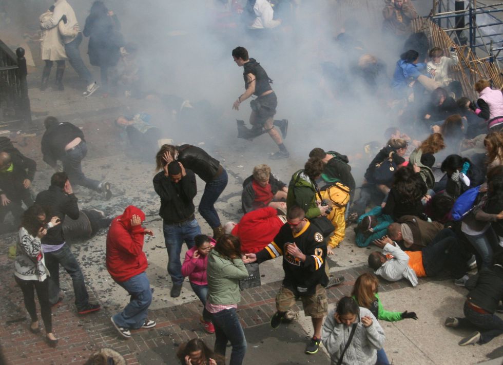 Decenas de personas huyen momentos después de que se produjera la segunda explosión en la línea de meta del Maratón de Boston (EE UU), 15 de abril de 2013.
