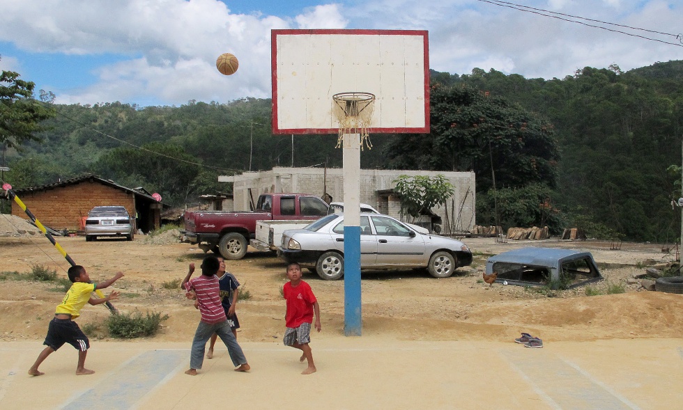 Fotos: Pobreza y baloncesto en la comarca triqui | Internacional | EL PAÍS