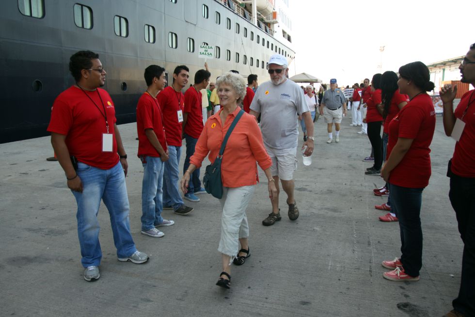 En 2010, la ciudad recibió 244 cruceros. El Veendam es el primer barco de una de las grandes lÃneas comerciales que llega este año.