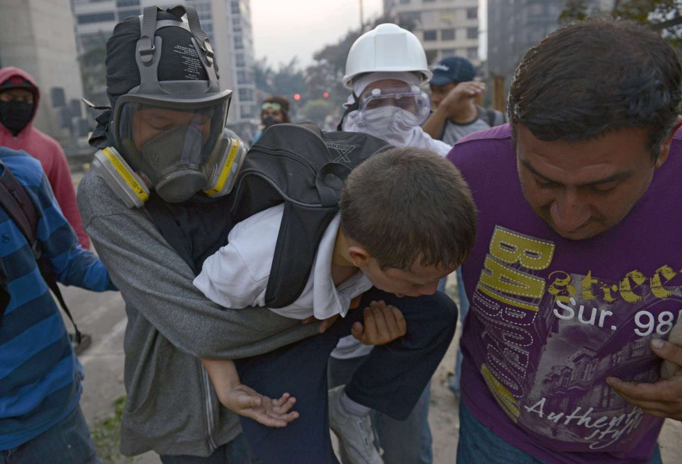 La violencia tuvo su foco principal en la ciudad de Valencia, capital del estado de Carabobo, a unos 200 kilómetros al oeste de Caracas. En la imagen, un niño es ayudado tras ser gaseado durante la protesta en Caracas, 12 de marzo de 2014.