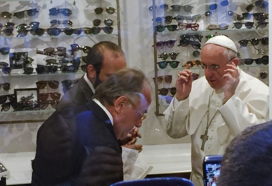 El Papa Francisco, probándose unas gafas