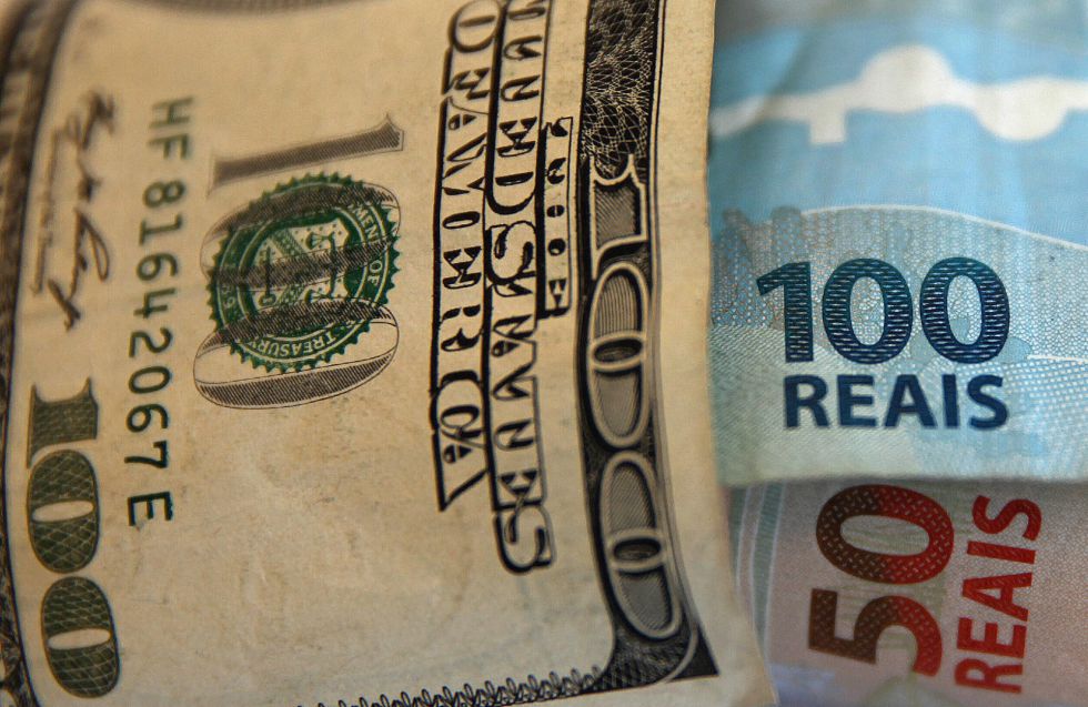 El Dólar Alcanza Un Cambio Récord Respecto Al Real Internacional Un Billete De 100 Dólares Y Otros Dos 50 Reales