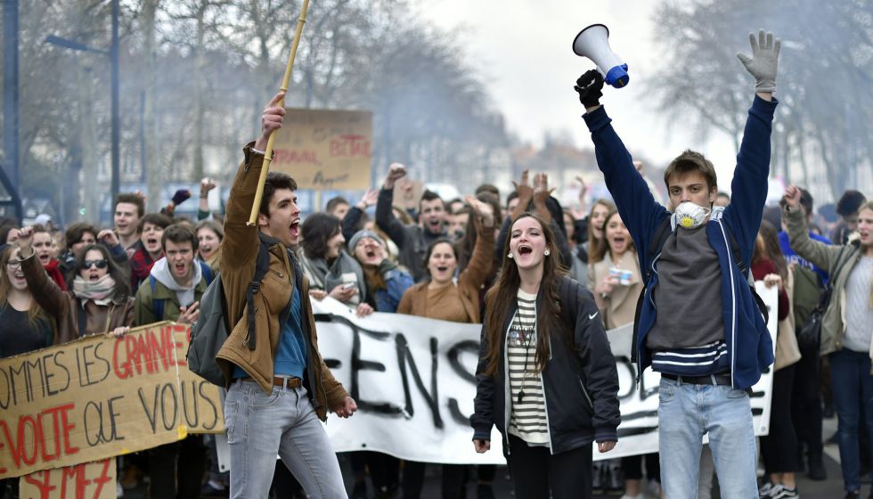 Hollande sube el sueldo a los funcionarios para aliviar la ...