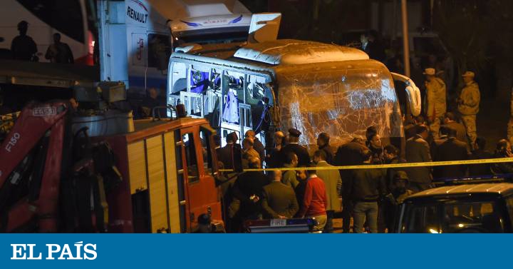 Cuatro muertos por la explosión de una bomba al paso de un autobús turístico cerca de las pirámides de Guiza
