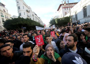 Los argelinos eligen presidente entre cinco candidatos del antiguo régimen