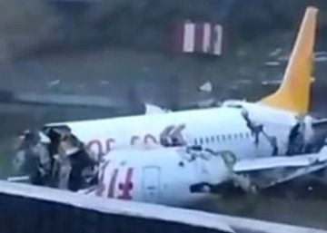 Un avión con 177 personas a bordo se parte en tres tras salirse de la pista en Estambul