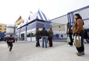 Familiares de inmigrantes detenidos en el Centro de Internamiento de Extranjeros de Aluche (Madrid). / CLAUDIO ÁLVAREZ
