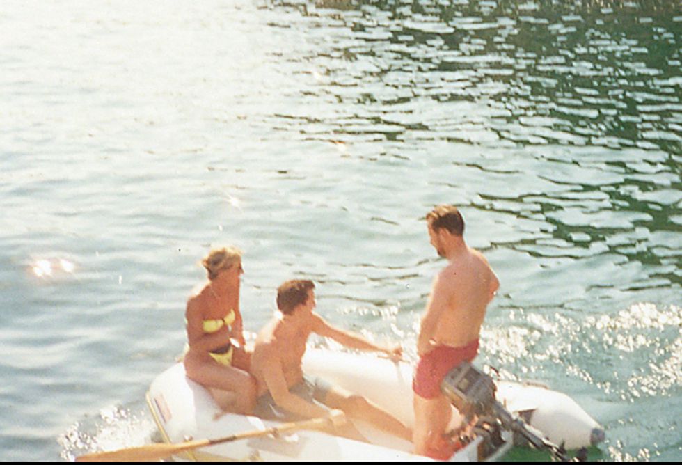 Feijóo (sentado), Dorado y una amiga, en una lancha auxiliar del barco del contrabandista en Ibiza, en 1995.