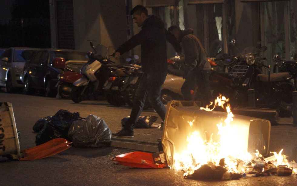 Contenedores quemados en una calle de Madrid tras la protesta ante el Congreso.