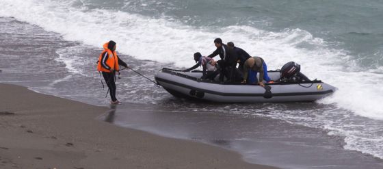 inmigracion irregular: Cuatro subsaharianos entran a nado en Ceuta tras la tragedia del Tarajal