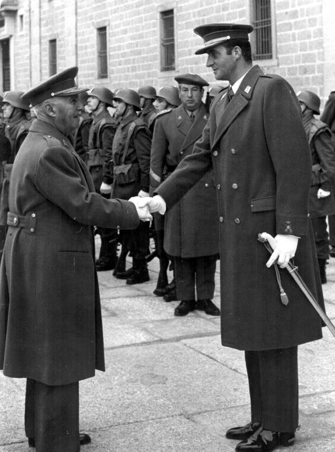 El príncipe Juan Carlos de Borbón saluda a Franco en el Monasterio de El Escorial, 27 de febrero de 1971.