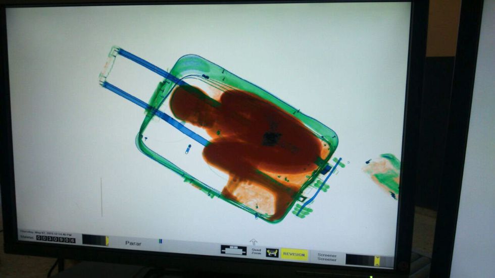 Una joven de 19 años intentó meter a España a un menor de 8 años en una maleta La Otra cara